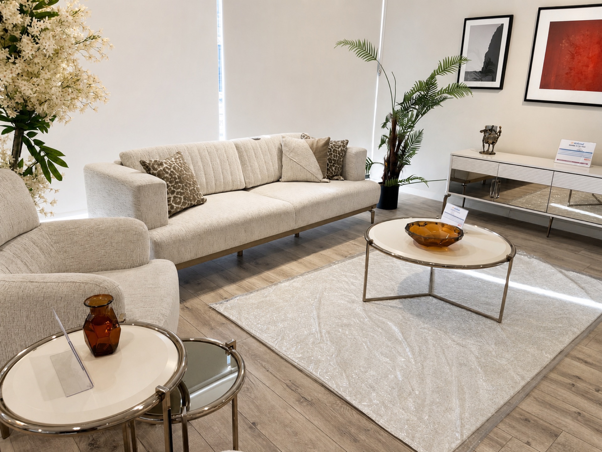 İstikbal Torbalı showroomunda krem koltuk ve konsol sergilemesi